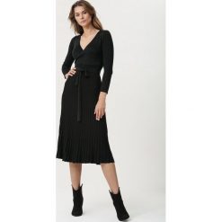 Czarna Sukienka Sanderson. Czarne sukienki damskie Born2be, s, w paski, z dzianiny, klasyczne, z dekoltem w serek, bez rękawów, długie, midi, plisowane. Za 149,99 zł.