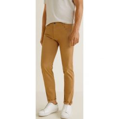 Mango Man - Spodnie Pisa3. Szare rurki męskie marki Mango Man, l, z dzianiny, z okrągłym kołnierzem. Za 139,90 zł.