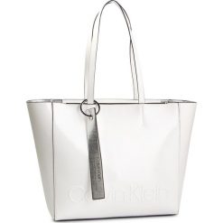 Torebka CALVIN KLEIN - Edged Shopper S K60K605051 107. Białe torby damskie na zakupy Calvin Klein, bez wzorów, ze skóry ekologicznej, eleganckie, duże, bez dodatków. W wyprzedaży za 399,00 zł.