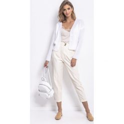 Krótki kardigan zapinany ecru - l/xl. Swetry damskie e-margeritka.pl, xl, bez wzorów, ze splotem, z krótkim rękawem, krótkie, bez kaptura. Za 119,99 zł.