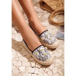 Czarne Espadryle Saturday Sun. Czarne espadryle damskie Renee, w koronkowe wzory, z koronki, bez obcasa, na płaskiej podeszwie. Za 49,99 zł.