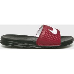 Nike Sportswear - Klapki. Brązowe kapcie męskie Nike Sportswear, z gumy, bez zapięcia. W wyprzedaży za 99,90 zł.