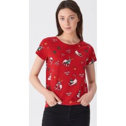 T-shirt ze świątecznym motywem - Czerwony. Czerwone t-shirty damskie House, s, bez wzorów, wizytowe, bez kołnierzyka. Za 39,99 zł.