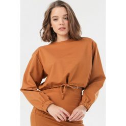 Camelowa Bluza Zaehnys. Brązowe bluzy damskie Born2be, s, bez wzorów, bez rękawów, bez kaptura. Za 89,99 zł.