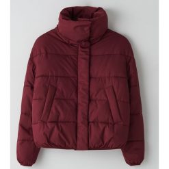 Kurtka puffer z wysokim kołnierzem - Bordowy. Czerwone kurtki damskie Cropp, s, bez wzorów, bez kaptura. Za 159,99 zł.