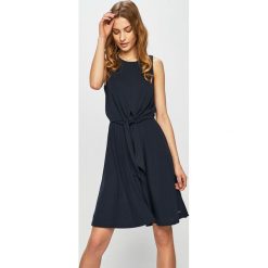 Tommy Hilfiger - Sukienka. Niebieskie sukienki damskie TOMMY HILFIGER, na co dzień, bez wzorów, z elastanu, casualowe, z okrągłym kołnierzem, bez rękawów, mini, rozkloszowane. W wyprzedaży za 549,90 zł.