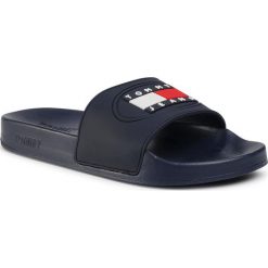 Klapki TOMMY JEANS - Seasonal Flag Slide EM0EM00471 Twilight Navy C87. Niebieskie klapki męskie Tommy Jeans, z jeansu, bez zapięcia. Za 199,00 zł.
