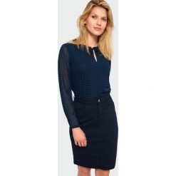 Elegancka bluzka w groszki. Bluzki damskie Greenpoint, w grochy, z poliesteru, eleganckie, bez kołnierzyka, bez rękawów. Za 89,99 zł.
