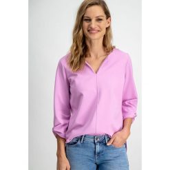 Koszulka w kolorze fioletowym. Fioletowe koszulki damskie Garcia, m, bez wzorów, bez kołnierzyka. W wyprzedaży za 55,95 zł.