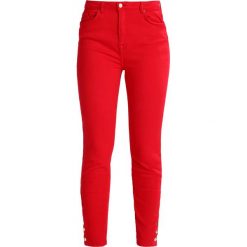 Cortefiel SLIM FIT TROUSERS WITH BUTTONS IN HEM Jeansy Slim Fit red. Czerwone jeansy damskie relaxed fit marki Cortefiel, z bawełny. Za 249,00 zł.