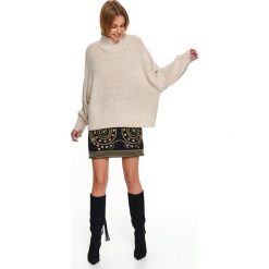 Oversizowy sweter z golfem. Białe swetry damskie Top Secret, na zimę, bez wzorów, z jeansu, klasyczne, bez rękawów, bez kaptura. Za 129,99 zł.
