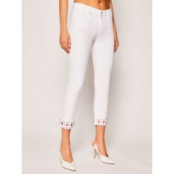 Jeansy Regular Fit Liu Jo FA0203 T4142. Białe jeansy damskie Liu Jo, bez wzorów, z elastanu. Za 679,00 zł.