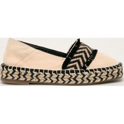 Tamaris - Espadryle skórzane. Białe espadryle damskie Tamaris, bez wzorów, ze skóry, bez obcasa, na obcasie. W wyprzedaży za 199,90 zł.