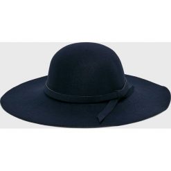 Answear - Kapelusz Falling In Autumn. Czarne kapelusze damskie marki ANSWEAR, z materiału. W wyprzedaży za 39,90 zł.