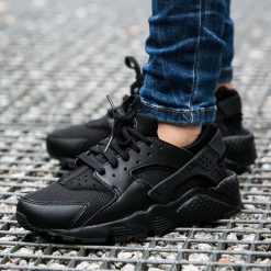 Buty Nike Huarache Run (GS) "Black" (654275-016). Czarne buty sportowe dziewczęce marki Nike, ze skóry, nike huarache. Za 319,99 zł.