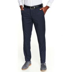 Spodnie we wzór dopasowane. Niebieskie spodnie garniturowe męskie Top Secret, bez wzorów, z tkaniny, eleganckie. W wyprzedaży za 59,99 zł.