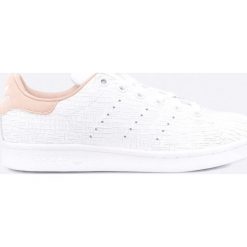 Adidas Originals - Buty. Białe buty sportowe damskie adidas Originals, bez wzorów, ze skóry, sportowe. W wyprzedaży za 279,90 zł.