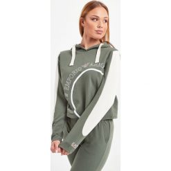 BLUZA EA7 EMPORIO ARMANI. Zielone bluzy damskie EA7 Emporio Armani, s, z nadrukiem, z krótkim rękawem, krótkie, z kapturem. Za 559,00 zł.