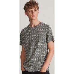 T-shirt z wzorzystej dzianiny - Kremowy. Białe t-shirty męskie Reserved, s, bez wzorów, z dzianiny, bez kołnierzyka. Za 59,99 zł.