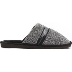 Czarne Kapcie Semi. Czarne kapcie męskie marki Born2be, z materiału. Za 39,99 zł.
