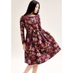 Sukienka Melia Proserpina 34. Czerwone sukienki damskie na jesień, s, z aplikacjami, z elastanu, klasyczne, z kokardą, długie, rozkloszowane. Za 427,00 zł.