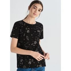 T-shirt z nadrukiem allover - Czarny. Czarne t-shirty damskie Sinsay, s, z nadrukiem, bez kołnierzyka. Za 14,99 zł.
