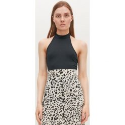 Bluzka z dekoltem halter - Czarny. Czarne bluzki damskie Reserved, s, bez wzorów, bez kołnierzyka, bez rękawów. W wyprzedaży za 15,99 zł.