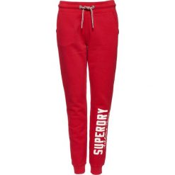 Spodnie dresowe damskie: Superdry JAMIE Spodnie treningowe rouge rush