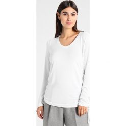 Swetry klasyczne damskie: GAP HILO Sweter white