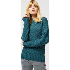 Sweter z ozdobnym splotem. Zielone swetry damskie Moodo, l, bez wzorów, z bawełny, klasyczne, z długim rękawem, długie, bez kaptura. Za 89,99 zł.