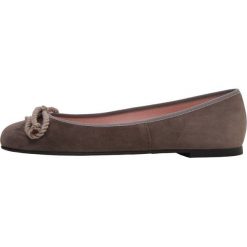 Pretty Ballerinas ANGELIS Baleriny taupe. Brązowe baleriny damskie marki Pretty Ballerinas, bez wzorów, ze skóry, klasyczne, bez obcasa. Za 559,00 zł.