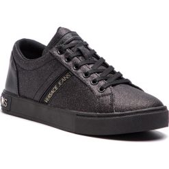 Sneakersy VERSACE JEANS - E0VTBSF2 70814 899. Czarne półbuty damskie Versace Jeans, bez wzorów, z jeansu, bez obcasa, na płaskiej podeszwie, bez zapięcia. W wyprzedaży za 369,00 zł.