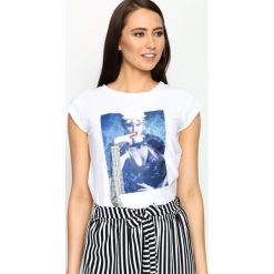 Biały T-shirt Added Value. Białe bluzki damskie marki Born2be, s, z nadrukiem, z okrągłym kołnierzem. Za 49,99 zł.