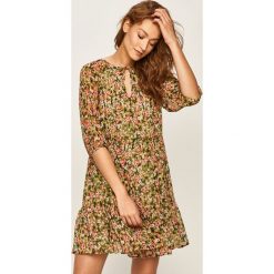 Answear - Sukienka. Sukienki damskie ANSWEAR, na co dzień, s, w kwiaty, z poliesteru, casualowe, bez kołnierzyka, bez rękawów, mini, proste. W wyprzedaży za 129,90 zł.