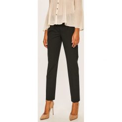 Calvin Klein - Spodnie. Czarne spodnie damskie Calvin Klein, z haftami, z elastanu, casualowe. W wyprzedaży za 429,90 zł.