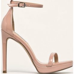 Steve Madden - Sandały Milano. Różowe sandały damskie Steve Madden, bez wzorów, ze skóry ekologicznej, z okrągłym noskiem, bez obcasa, na obcasie, na klamry. Za 469,90 zł.