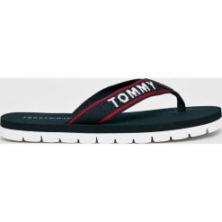Tommy Hilfiger - Japonki. Niebieskie klapki damskie TOMMY HILFIGER, bez wzorów, ze skóry, bez obcasa, na obcasie. W wyprzedaży za 139,90 zł.