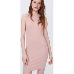 Gładka sukienka basic - Różowy. Różowe sukienki damskie Sinsay, xl, bez wzorów, bez kołnierzyka, bez rękawów. W wyprzedaży za 19,99 zł.