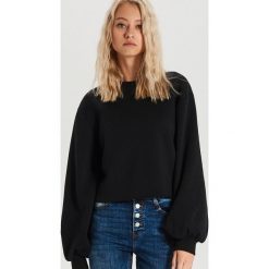 Bluza z balonowymi rękawami - Czarny. Czarne bluzy damskie Cropp, s, bez wzorów, bez rękawów, bez kaptura. Za 69,99 zł.