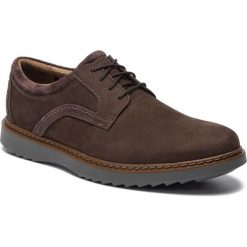 Półbuty CLARKS - Un Geo Lace 261367597 Dark Brown Nubuck. Pomarańczowe półbuty męskie Clarks, na co dzień, bez wzorów, ze skóry, bez zapięcia. W wyprzedaży za 229,00 zł.