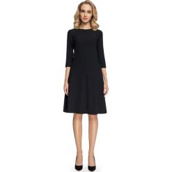 Czarna Sukienka Trapezowa z Geometrycznymi Cięciami. Czarne sukienki balowe marki Molly.pl, na imprezę, l, w geometryczne wzory, z klasycznym kołnierzykiem, oversize. Za 145,90 zł.