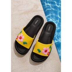 Żółte Klapki Plunge Pool. Żółte klapki damskie Renee, w paski, na niskim obcasie. Za 49,99 zł.