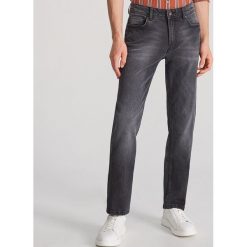 Jeansy z bawelny organicznej - Szary. Szare jeansy męskie Reserved, m, bez wzorów. Za 129,99 zł.