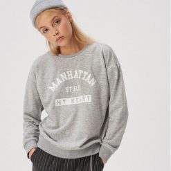 Bluza typu college z nadrukiem - Jasny szary. Szare bluzy damskie Sinsay, s, z nadrukiem, bez rękawów, bez kaptura. Za 39,99 zł.