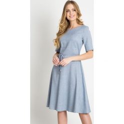 Niebieska rozkloszowana sukienka QUIOSQUE. Niebieskie sukienki mini QUIOSQUE, s, w paski, z tkaniny, z krótkim rękawem, rozkloszowane. W wyprzedaży za 99,99 zł.