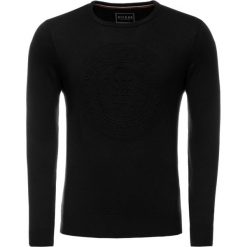 Sweter Guess M93R34 Z2EP0. Czarne swetry męskie Guess, xxl, z aplikacjami, z bawełny, klasyczne, z klasycznym kołnierzykiem, bez kaptura. W wyprzedaży za 189,00 zł.
