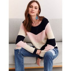 LUŹNY SWETER DAMSKI. Różowe swetry damskie Top Secret, na lato, w paski, z dzianiny, bez rękawów, bez kaptura. W wyprzedaży za 69,99 zł.