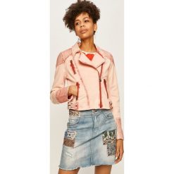 Desigual - Kurtka jeansowa. Różowe kurtki damskie Desigual, s, bez wzorów, z elastanu, krótkie. Za 499,90 zł.