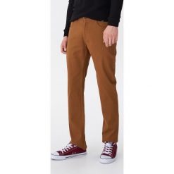 Spodnie regular fit - Beżowy. Brązowe spodnie męskie House, s, bez wzorów. Za 89,99 zł.