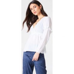 NA-KD Boho Kopertowy top z falbanką w talii - White. Białe topy damskie NA-KD Boho, bez wzorów, z bawełny, z falbankami. Za 60,95 zł.